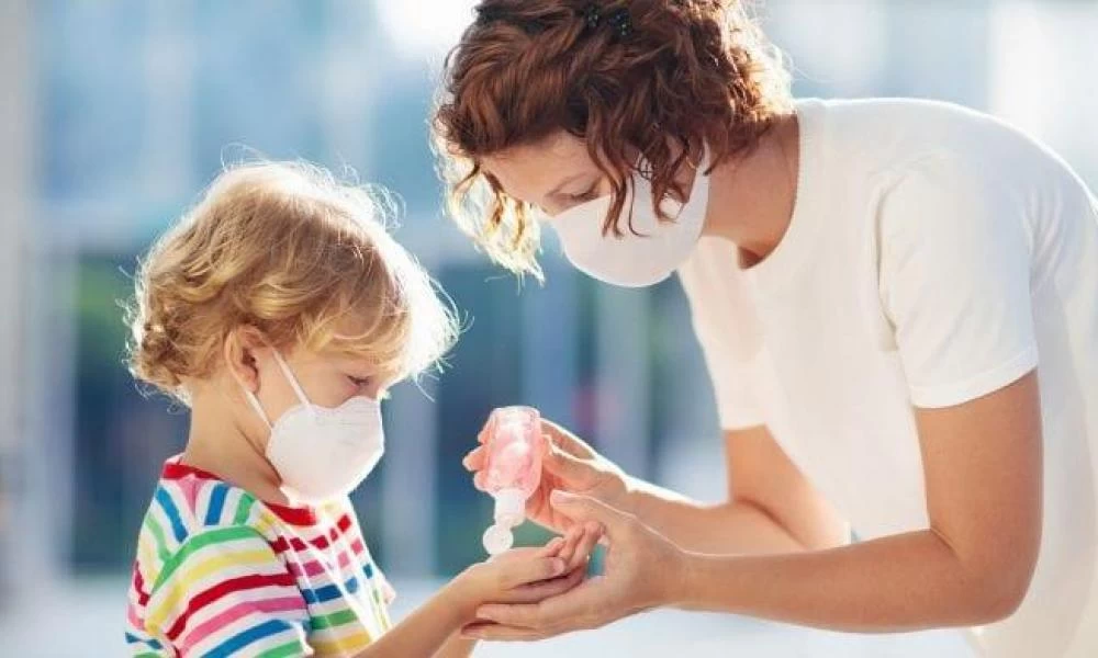 Νέα έρευνα: Οι ενήλικοι ασυμπτωματικοί φορείς μεταδίδουν τον κορονοϊό δέκα φορές περισσότερο από τα παιδιά